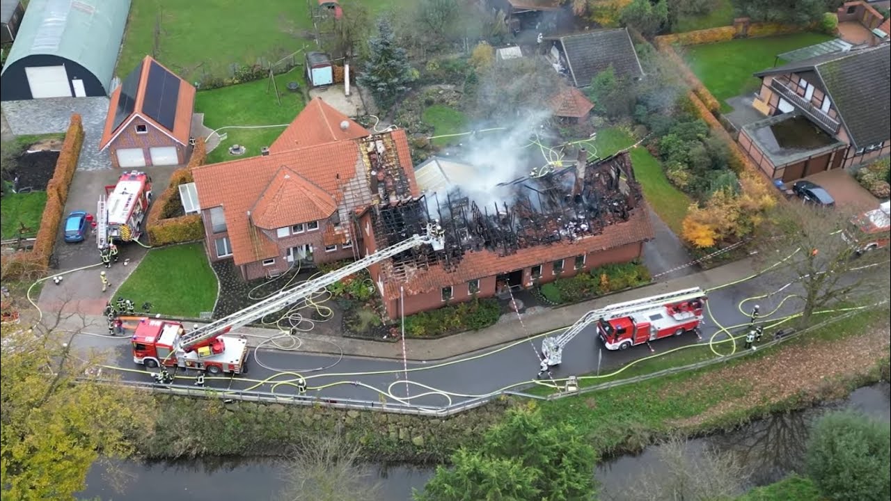 [DACHSTUHLBRAND BREITET SICH AUS] Großeinsatz für die Feuerwehr Ochtrup - 80 Einsatzkräfte 12.11.24