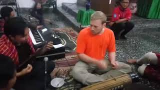 Musik Karo (Bule Jerman main keteng-keteng)
