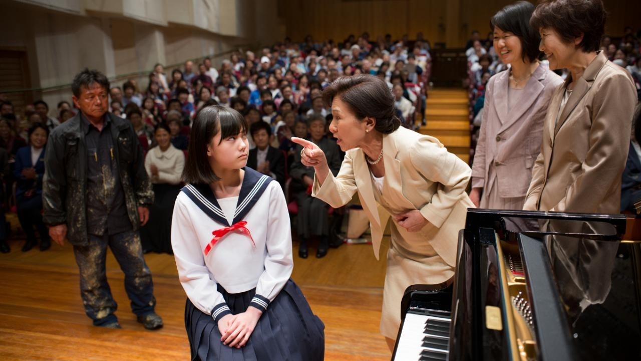 授業参観で泥だらけの作業着の父を嘲笑った保護者…その瞬間、会場が凍りついた理由