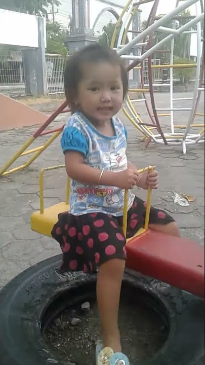 ADUUUH !! ADEK JATUH PAS MAINAN.HATI HATI SAYANG