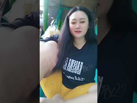 Duduk santai di warung bunda cantik