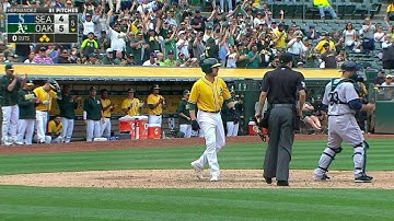 SEA@OAK: Error at third allows two runs to score