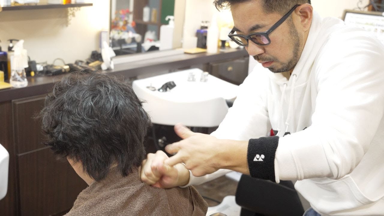 【理容室】ZANGRIオーナーによる職人の技シャンプー&マッサージを披露