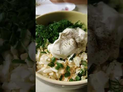 Вкусный, освежающий салат из капусты кольраби.