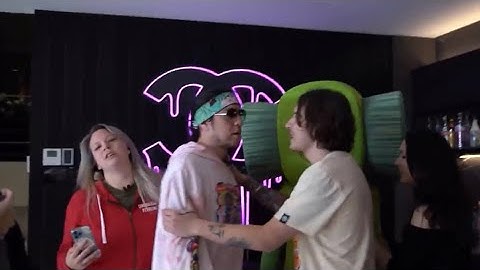 Juicy calms down Eddie vr from almost getting in a fight(why Eddie got mad story in the description)