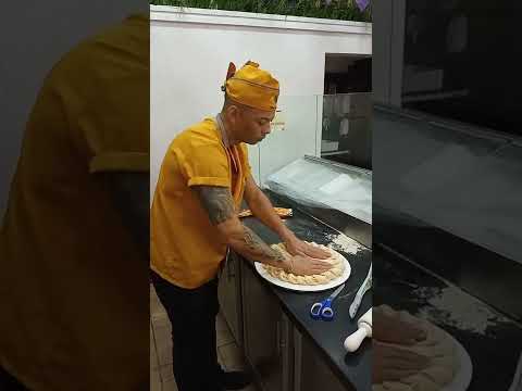 fazendo pizza no forno vulcão