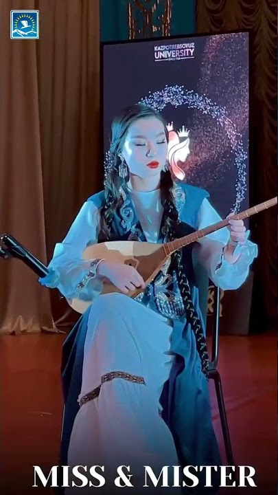 codi milo жалаңаш аққұба жайылған аяқтардың үстіне иілу