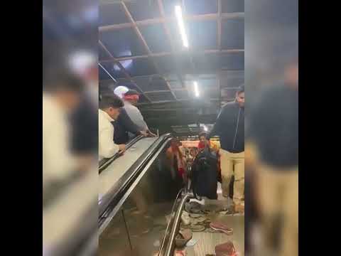 Al menos 18 muertos en una estampida en una estación de tren en India