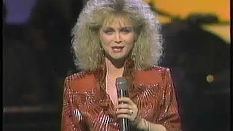 Barbara Mandrell performing “I Was Country, When Country Wasn’t Cool” on the 1988 CMA special