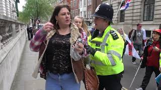 Police stop and search pro-Brexit protesters at London Marathon screenshot 5