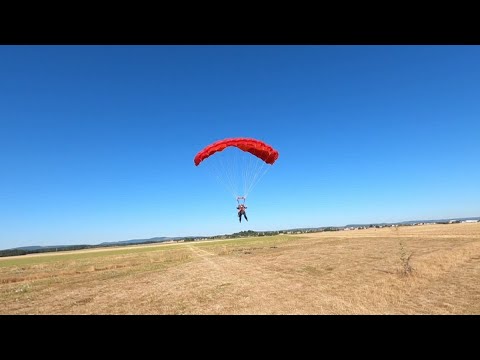 Chalon : à 95 ans, Maurice a réalisé son rêve et sauté en parachute