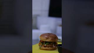 Burger Lover 😋 #food #dubaifoodies #chickendishes #youtubeshorts #foodie screenshot 2