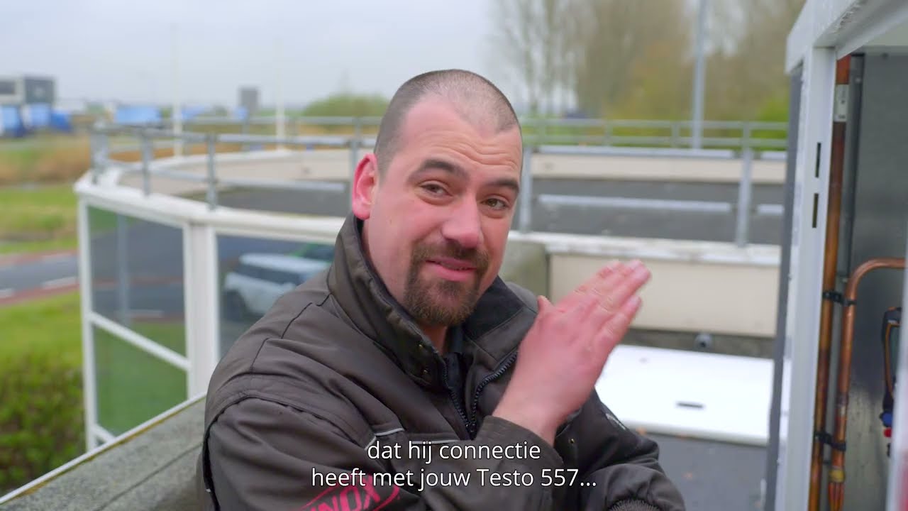 Tom Siben van Lennox  op locatie met de Testo 557s manifold.