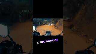 MOTOCICLISTAS QUEDAN ATRAPADOS EN DERRUMBE EN OAXACA