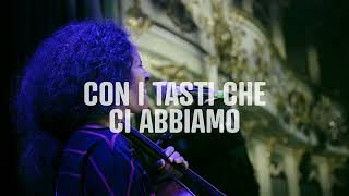 CON I TASTI CHE CI ABBIAMO – TREDICI CANZONI URGENTI IN TEATRO