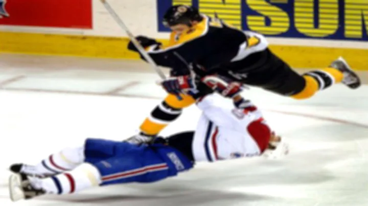 Kyle McLaren DESTROYS Richard Zednik - ECQF 2002 (...