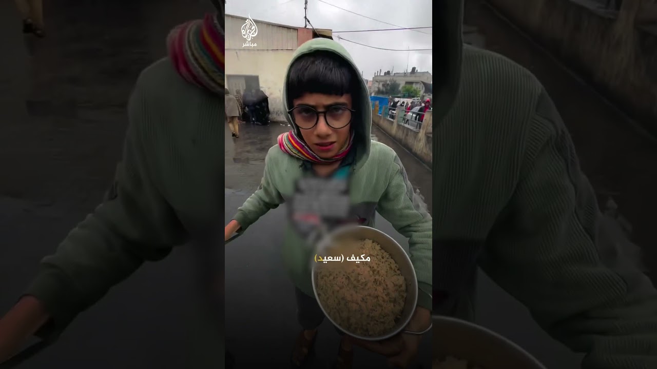 يمشي فرحًا.. صبي فلسطيني يعبّر عن فرحته بحصوله على طعام