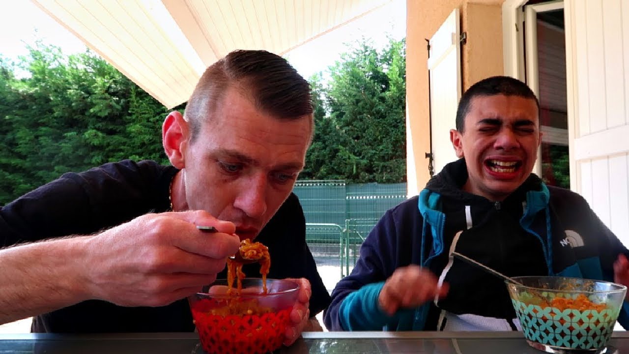 JE MANGE LES PÂTES LES PLUS PIQUANTES AU MONDE AVEC MOMOW - ON FINIT TRÈS MAL !!!