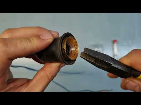 Come togliere una lampadina rotta da una presa