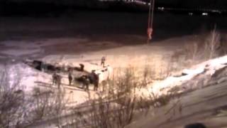 Автомобиль вылетел с дороги в реку. Автомобиль вылетел с дороги в реку.