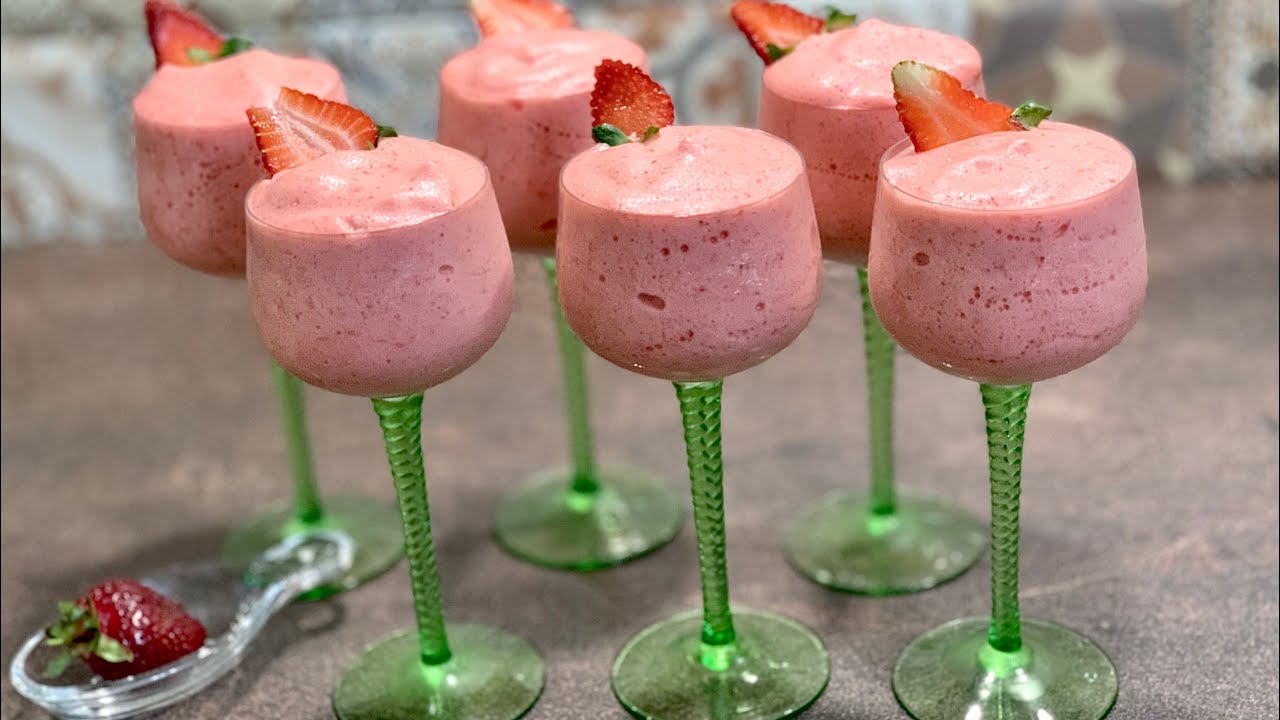 Десерт от ягоди - нежен като облак, с минимум продукти и усилия / Нежнейшее лакомство из клубники