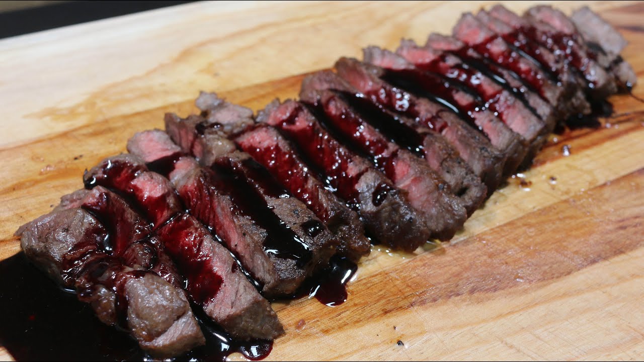 채끝 스테이크와 레드와인 소스