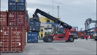 Mobil pengangkut kontainer di terminal behandle tanjung priyouk