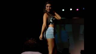 Marion Zapata desfilando en falda