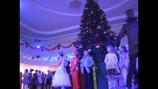 Более 200 детей собрались в Театре кукол на новогоднюю елку Главы Марий Эл