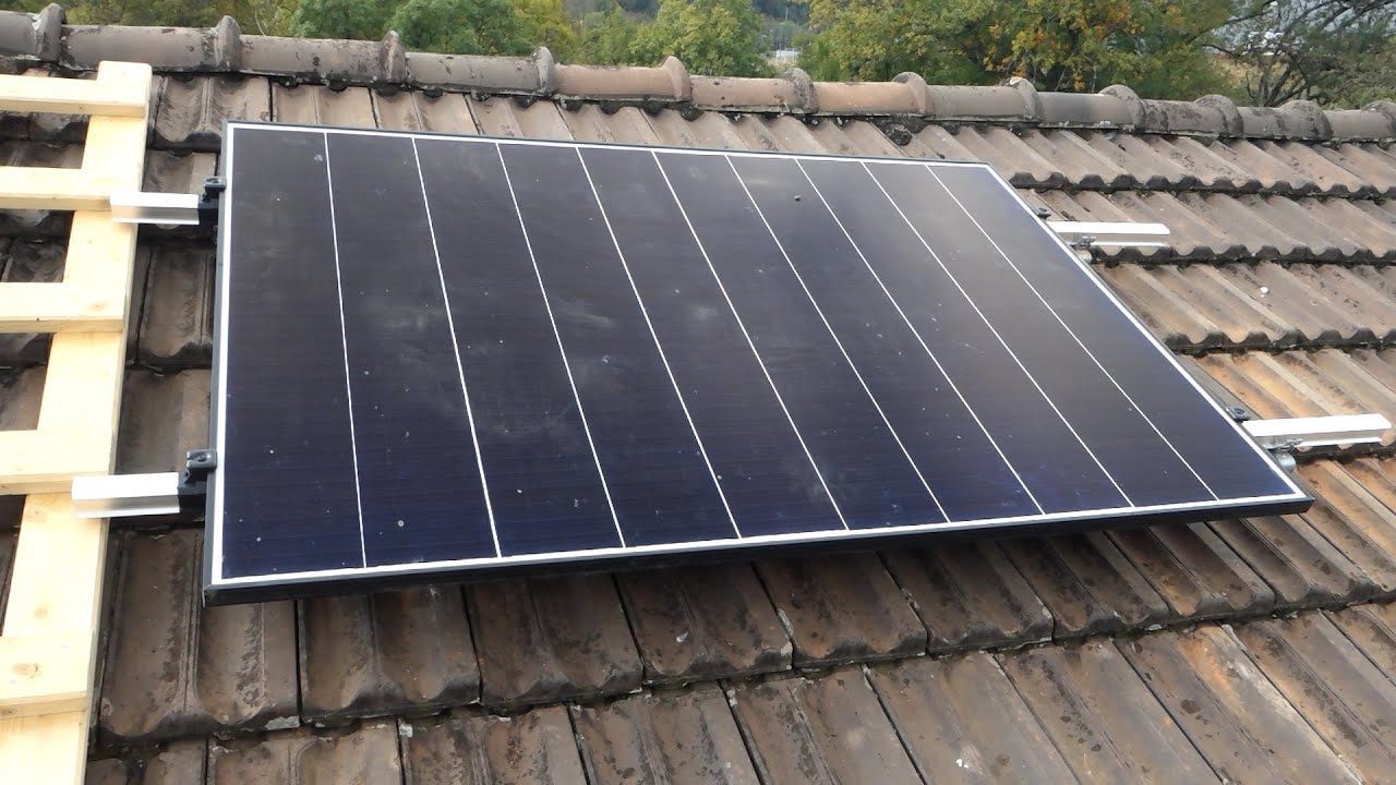 Comment fixer des panneaux solaires sur un toit en tuiles ?