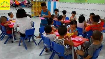 em bé thực hành kỹ năng | Bé tự bóc vỏ trứng để ăn | Mầm Non Tư Thục Thiên King