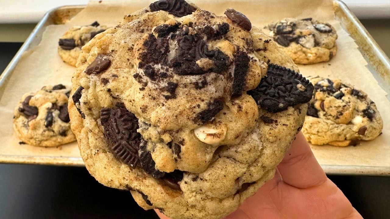 The Cookies n’ Cream Cookie Recipe Everyone’s Obsessed With 🤯🍪 HUGE Soft Cookies n Cream Cookies