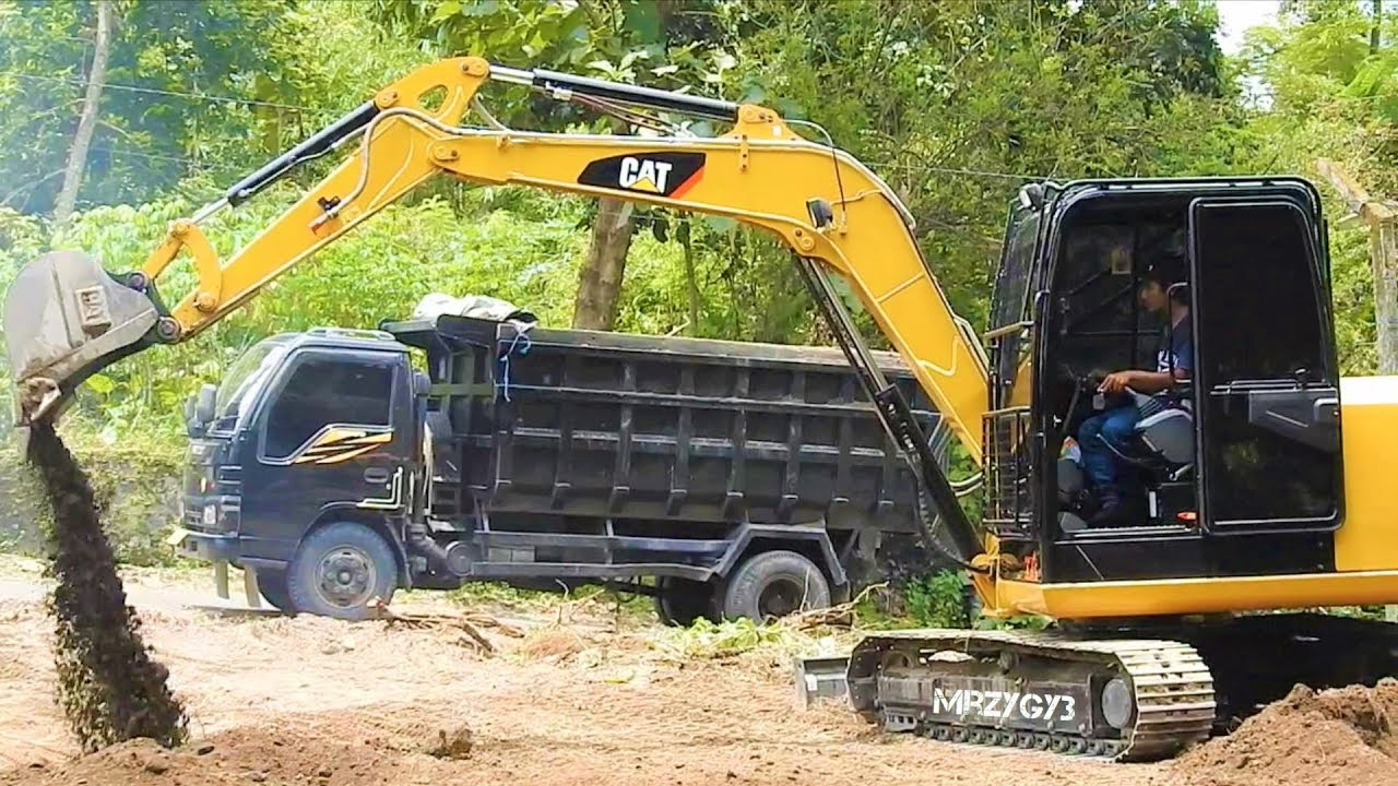 Mini Excavator Loading Dump Truck Cat 305 5e2 Youtube