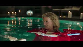 Film - Tout Le Monde Debout - Alexandra Lamy Avec Franck Dubosc - Dans La Piscine Habillés