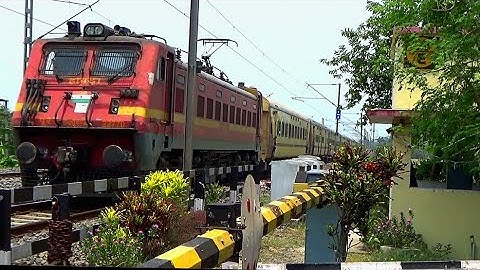 Fast & Furious Speedy WAP-4 Loco Skip Through Railgate With Intercity+Teesta Torsa Express | ER