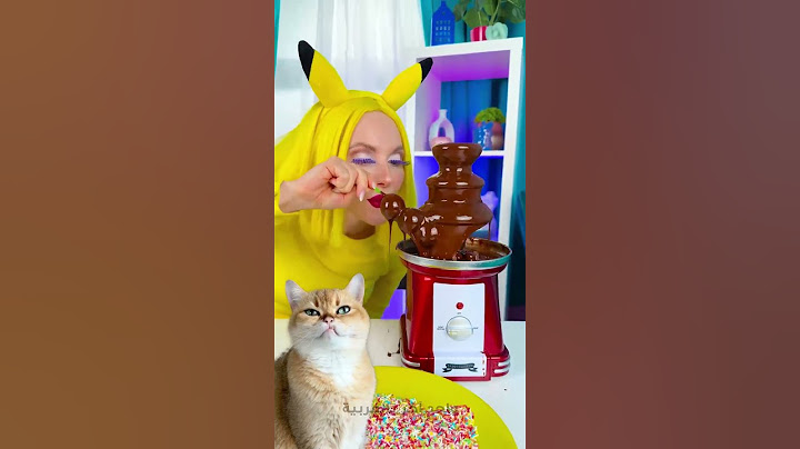 شلال الشوكولاتة ينال إعجاب القط! 🍫🌊😻 #ردة_فعل_قط #شوكولاتة #شورت