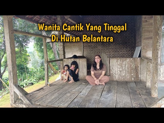 Wanita Cantik Yang Tinggal Ditengah Hutan Belantara class=