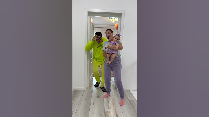 👨🏻‍🦰 TATA o IUBEȘTE pe ARIANA MARIA din BURTA Mamei ❤️  DAD Kisses Pregnant Mother's Belly 🤰 #shorts