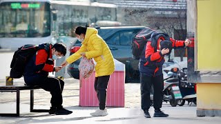 When a Delivery Man Gets Dizzy on the Street | Social Experiment “叔叔，给你糖”看到快递员头晕，小朋友掏出了自己的糖果