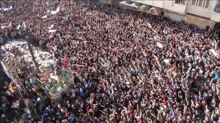 Siria: 70.000 manifiestan en Homs screenshot 4