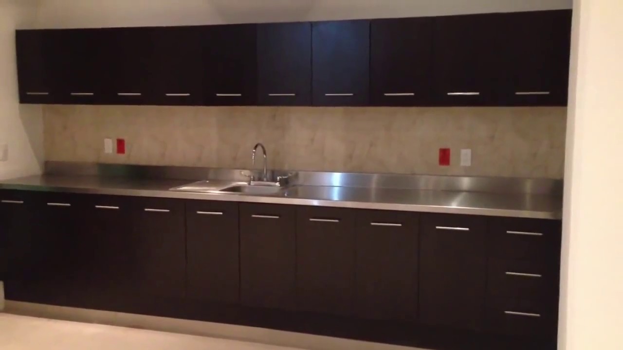Cocinas integrales con acero inoxidable youtube Diseño muebles cocina con repisa
