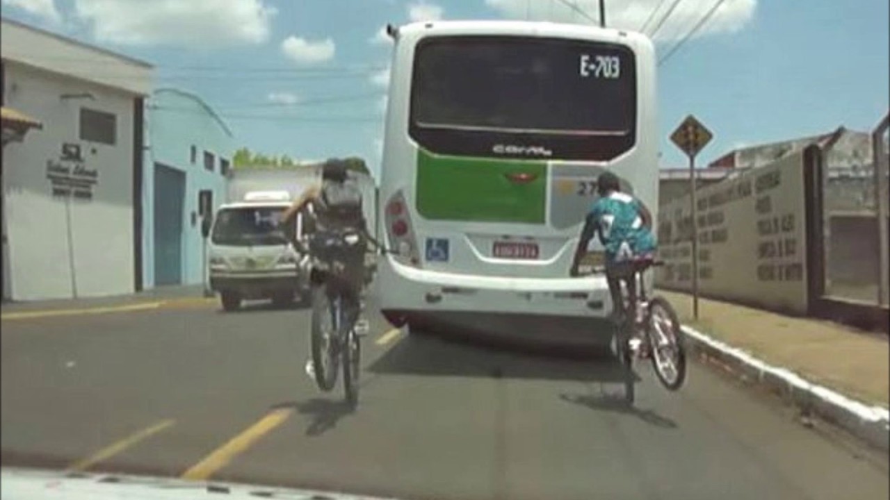 Empinar/pedalar de forma agressiva: multa e recolhimento da bike 
