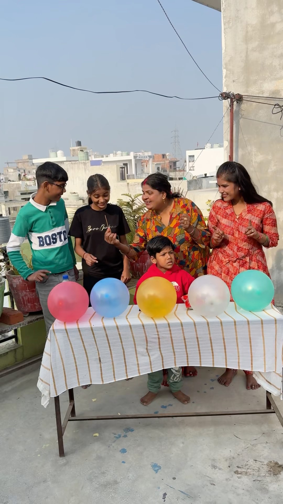 Balloon challenge me kisko kya mila ??? #shorts #funny #balloon #challenge #family #fun #ytshorts