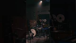 John Morgan Kimock – Hikikomori, Love Does #shorts #livemusic #drums
John Morgan Kimock – Hikikomori, Love Does (TELEFUNKEN Live From The Lab)
Download the multitrack files from this session here:
https://www.telefunken-elektroakustik.com/live-from-the-lab-season-6
John Morgan Kimock - Drums, Keyboard, Ambience
Alex Luquet - Bass, Keys
Craig Brodhead - Guitars, Keys
John Morgan Kimock is a Producer, Drummer, Composer, Label Owner from San Francisco California residing in Brooklyn NY.
He grew up around his fathers music and bands and formed his own out of High School in 2006. During High School, he met Bernie Worrell (Talking Heads, Parliament) and began working with him in Post Junction later introducing him to his father and performing together in bands with George Porter Jr. (The Meters). I would consider Bernie one of my earliest mentors outside of my actual family. He provided me a perspective on music that cannot be quantified. The alien slop. From 2006- 2010, he toured with his own bands New Madrid Faults, XVSK as well as in a family band with Steve Kimock. In 2010, he performed alongside his father, Bon Iver’s Justin Vernon, and members of Volcano Choir at the New York Guitar Festival scoring silent films from Buster Keaton, and Charlie Chaplin. This began a love for film music, and shortly there-after XVSK acquired the rights to Eternal Sunshine of Spotless Mind to rescore and perform in movie theaters. John went on to compose music for Dance in Brooklyn, play live and land freelance scoring jobs, most notably scoring London based hip hop artist Tinie Tempahs film of his sold out O2 arena performance.
Since then, John has performed on records and/or toured live with artists Mike Gordon, Steve Kimock, Oteil Burbridge, Robert Walters 20th Congress, Leif Vollebekk, Bernie Worrell, Marco Benevento, Ryan Montbleau, Sailcloth Sounds, Grimace Federation, Kat Wright, Mihali, King Zeek, Our Griffins, William H. Travis, Madaila, Neal Casal, and others. He continues to produce music as well, most recently a single from Kimock called While We Wait.
***************************************************************
TELEFUNKEN products featured in this video:
Direct Boxes
https://www.telefunken-elektroakustik.com/direct-boxes
Dynamic Series Microphones
https://www.telefunken-elektroakustik.com/microphones/dynamic
Alchemy Series Microphones
https://www.telefunken-elektroakustik.com/microphones/alchemy-series
Small Diaphragm Series Microphones
https://www.telefunken-elektroakustik.com/microphones/small-diaphragm-condenser-series
***************************************************************
The LIVE FROM THE LAB live music video series is recorded and filmed at TELEFUNKEN Elektroakustiks facility in South Windsor, CT. Each session is tracked live exclusively with TELEFUNKEN microphones and features unique performances from a variety of local, regional, national, and international artists and ensembles.
The multitrack audio files from these sessions are available for free download via clickable links below the individual performance videos. All audio files are presented in .WAV format and were recorded at 24bit / 48KHz sample rate. They are clearly labeled in the same format with the source listed first (LEAD VOX, ACOUSTIC, PIANO), followed by the microphone used (C12, AR-51, etc.) and can be downloaded and imported into your Digital Audio Workstation of choice.
For more additional content please visit: livefromthelab.net www.t-funk.com John Morgan Kimock – Hikikomori, Love Does #shorts #livemusic #drums
