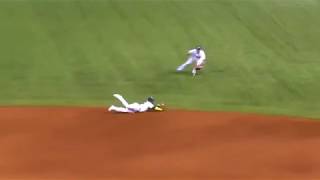 Adeiny Hechavarria makes a phenomenal diving play