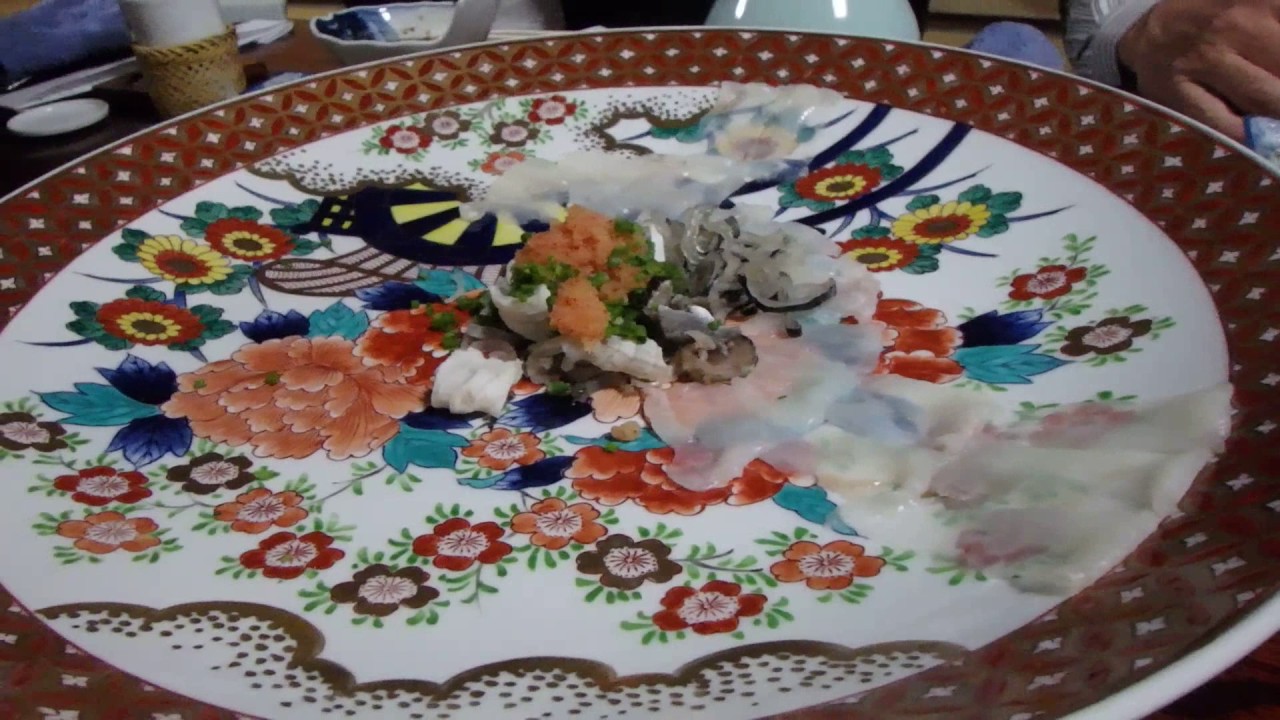 田中旅館で天然ふぐの刺身てっさ 山口県上関町 - YouTube