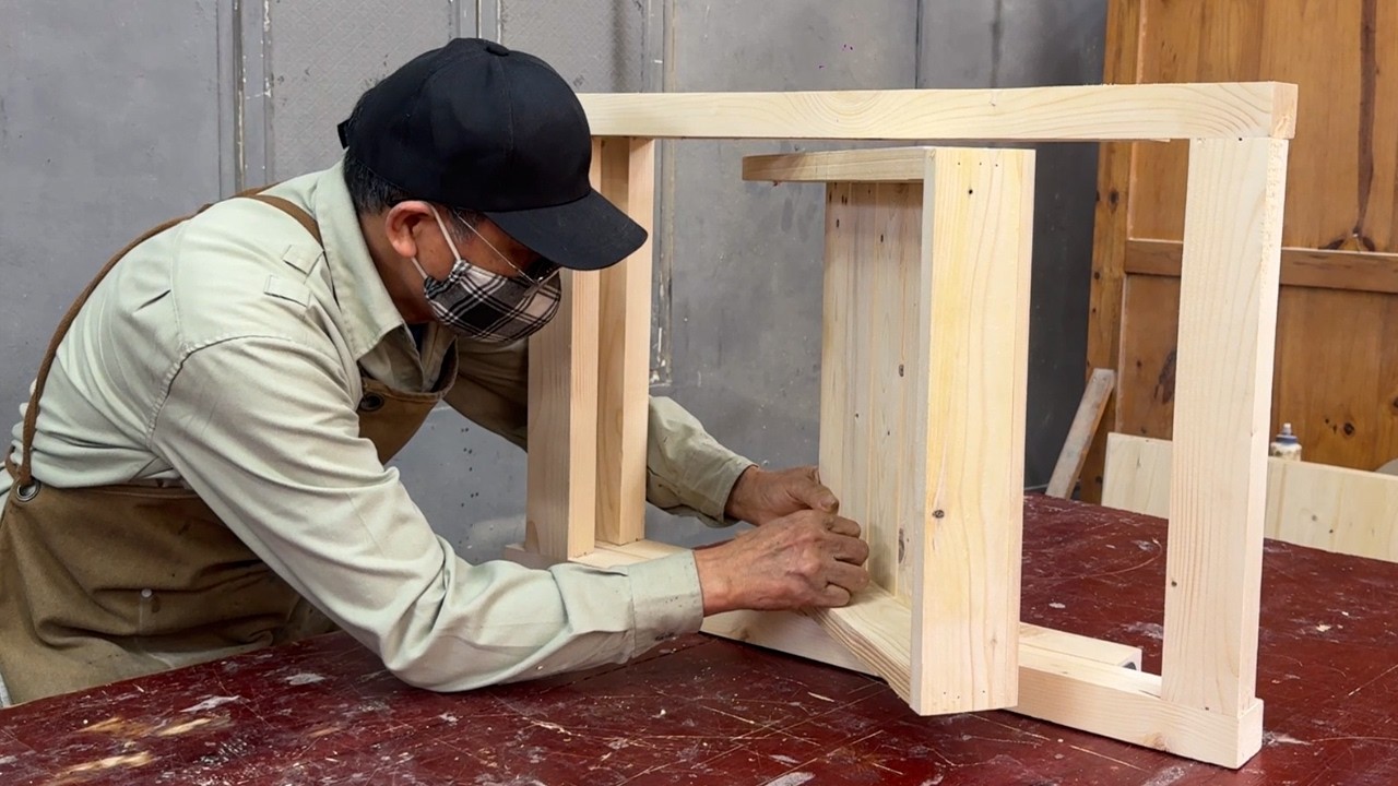 You’ll Never Throw Away Pallets Again After Seeing This Folding Table