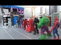 Spiderman 10 Super Heroes pass through the door toys play 스파이더맨 10명 슈퍼히어로 문 지나가기 장난감 놀이