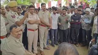 गंगापुरसिटी, राजकीय चिकित्सालय में परिजनों व ग्रामीणों  से वार्ता करते पुलिस व प्रशासनिक अधिकारी!