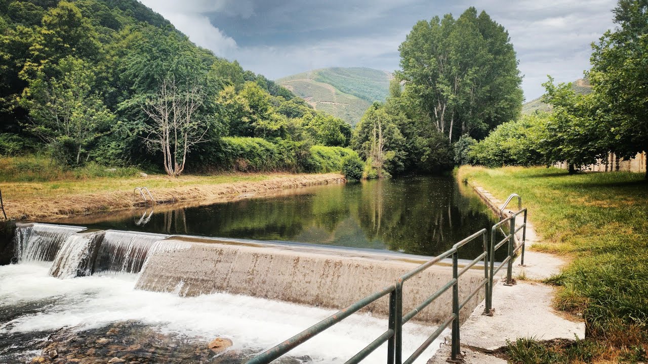 Camino de Santiago En Trabadelo hay una playa fluvial con merenderos y barbacoas
